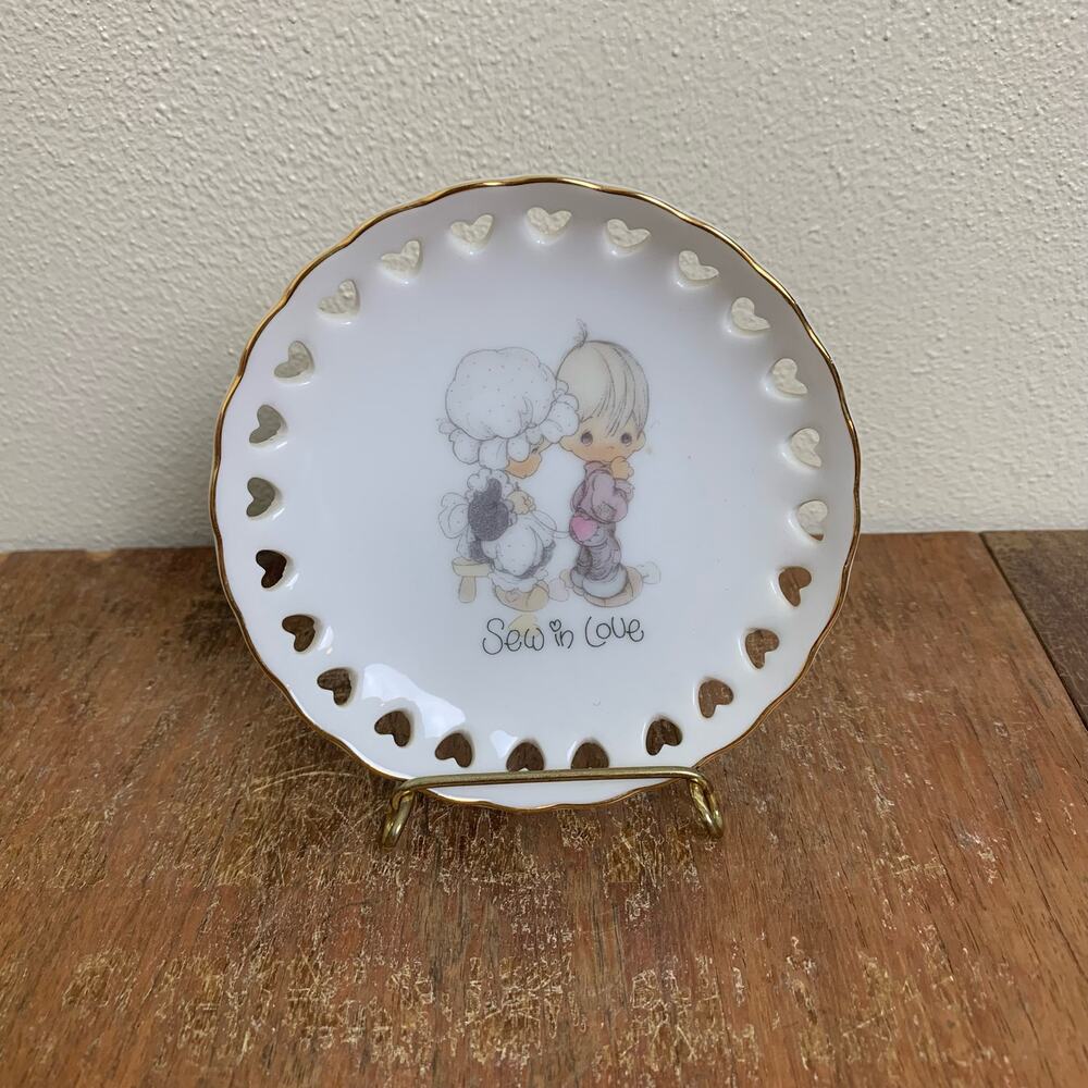 Precious Moments 1984 Sew‎ in Love decorative plate with display holder